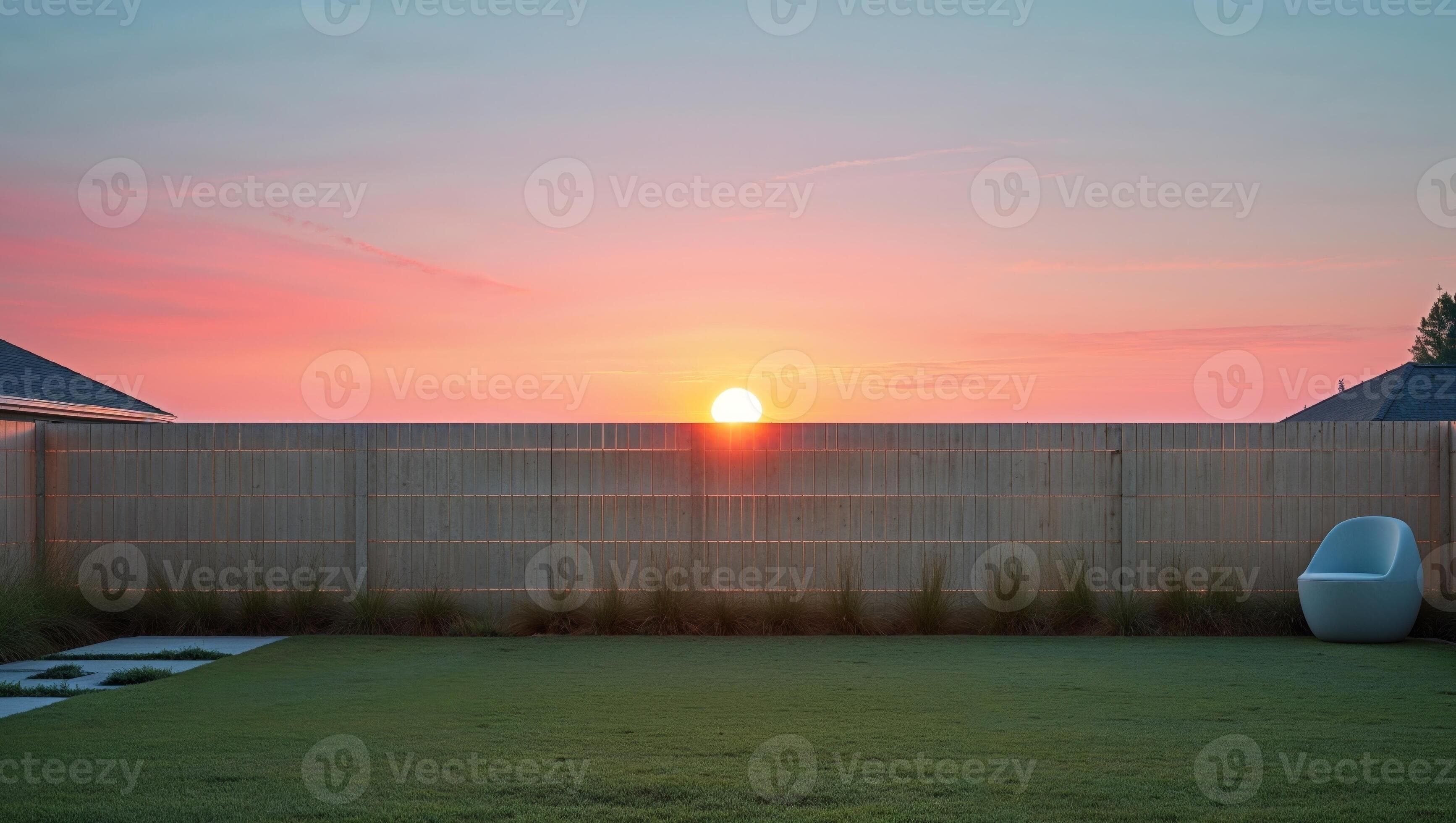 Beau jardin avec clôture au coucher du soleil